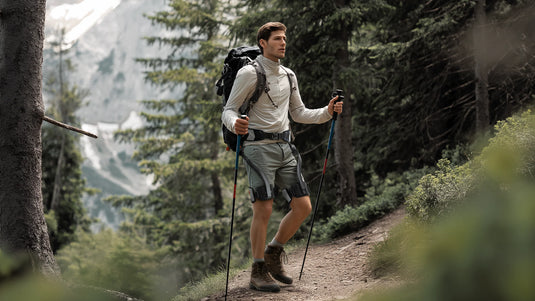 Personne manchant en montagne avec un Exosquelette Hypershell Carbon