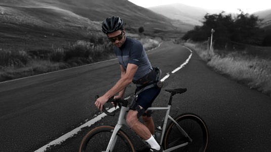 Homme à vélo avec un Exosquelette Hypershell ultra